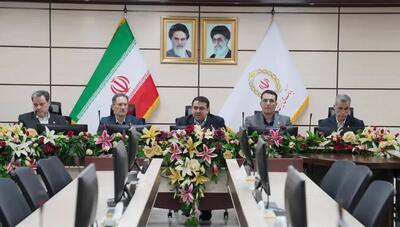  در بازدید از شعب و نشست با مدیران ارشد استان زنجان بیان شد: تاکید مدیرعامل بر لزوم مشتری مداری، انضباط مالی و تامین مالی تولید