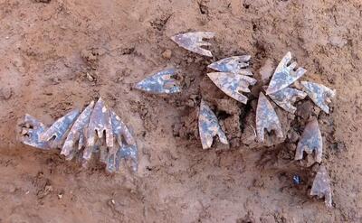  کشف تیرهای سنگی ۴۰۰۰ ساله در مقبره رئیس قبیله