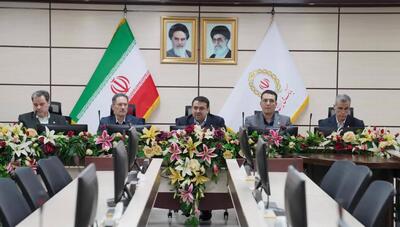  در بازدید از شعب و نشست با مدیران ارشد استان زنجان بیان شد: تاکید مدیرعامل بر لزوم مشتری مداری، انضباط مالی و تامین مالی تولید