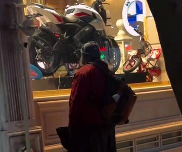  تصویر یک جوان ایرانی پشت ویترین که خیلی حرف‌ها دارد