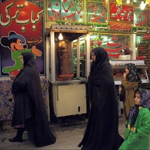  ویترین یک فست‌فود در تهران که قلب دهه شصتی‌ها را از جا می‌کند - چیدانه