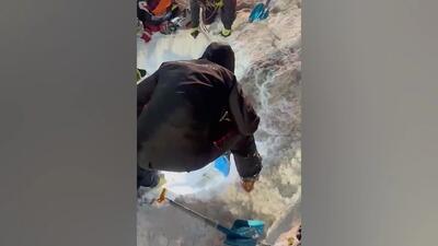  ببینید / لحظه نجات یک گردشگر از زیر بهمن در منطقه واله دائوستا در شمال غربی ایتالیا