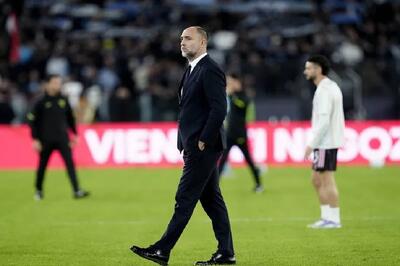  ورود آتش‌نشان به ساختمان نیمه سوخته