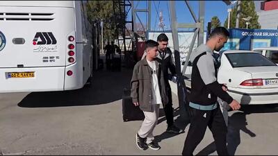  ورود بازیکنان پرسپولیس و گل‌گهر به ورزشگاه + ویدئو