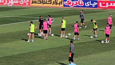  گرم کردن بازیکنان پیکان و مس رفسنجان پیش از دیدار دو تیم