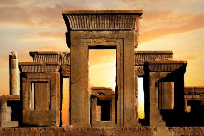  «نادیا و پویا»؛ اسامی ماندگار بر دیواره‌ی تخت‌جمشید یا زخمی تازه بر پیکر حافظه تاریخی ایران؟/ یادگاری‌نویسی روی آثار تاریخی جرم است؟