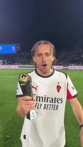  ویدئو: جایزه برترین بازیکن زمین در چنگ مودریچ - پارس فوتبال