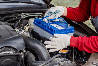  ۵ نشانه واضح که باتری ماشین در حال خرابی است - پدال