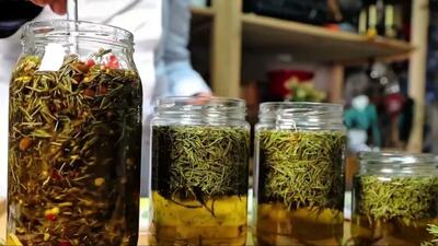  فیلم طرز تهیه روغن های طبیعی رزماری، آویشن و فلفل قرمز با روش خانگی