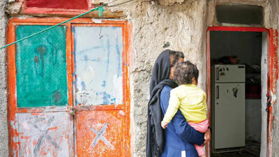  غذایمان سیب زمینی و تخم مرغ است؛ مدت هاست گوشت و مرغ نخورده ایم / از این روستا فقط یک نفر توانسته به دانشگاه برود/ فقر اجازه پیشرفت در زندگی را نمی دهد + فیلم