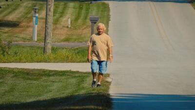  نقد سریال Neighbors: مستندی که درباره انزوا هشدار می‌دهد، اما خودش گرفتار همان دام می‌شود