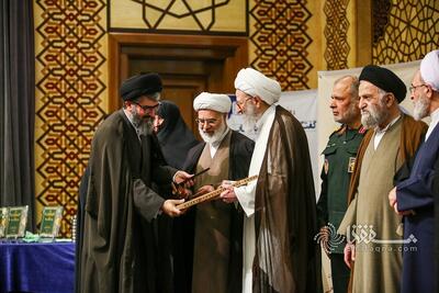  گزارش شفقنا از اختتامیه بیست و هفتمین همایش کتاب سال حوزه: حضرت آیت الله جوادی آملی: «اصول» مهمترین ابزار علوم حوزوی است/ مدیر حوزه های علمیه: کتاب سال حوزه باید در مسیر راهبری علم و تولید فکر اثرگذار باشد/ رئیس جامعه مدرسین: کتاب سال حوزه باید پاسخگوی مسائل واقعی جامعه باشد/ رونمایی از  سامانه گفتگوی هوشمند با کتاب + تصاویر