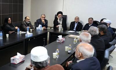  ۳ عکس از دیدار پزشکیان با خانواده جان‌باختگان و آسیب‌دیدگان اعتراضات دی ماه