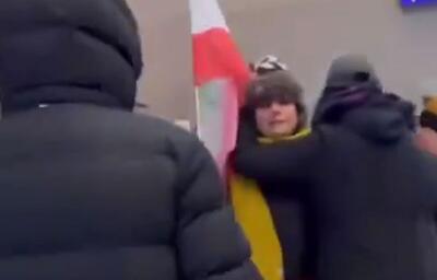  فریاد سلطنت طلب‌ها بر سر زن حامی جریان ززآ در تجمع مخالفان جمهوری اسلامی در خارج از کشور