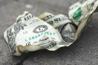  فایننشال‌تایمز: دلار آمریکا در حال تبدیل شدن به یک «موجود سیاسی» است