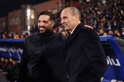  بنر جنجالی در ایتالیا؛ یک روزِ فابرگاس بهتر از 100 روز الگری است! / عکس