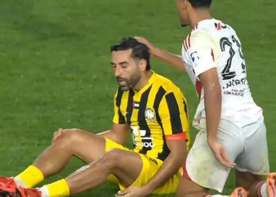  کارت قرمز برای چیدن موی قدوس در زمین! (عکس)