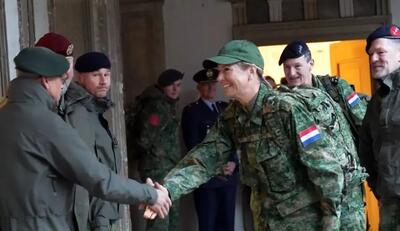  تمرینات نظامی ملکه هلند در ۵۴ سالگی