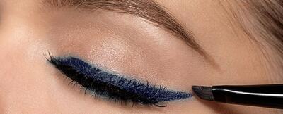  چرا خط چشم تاتو سبز یا آبی می‌شود؟ چگونه از این موضوع جلوگیری کنیم؟ - چی بپوشم