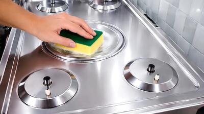  روش سریع برای از بین بردن چربی سوخته روی اجاق گاز / تا سالها گاز چربی نمیگیرد