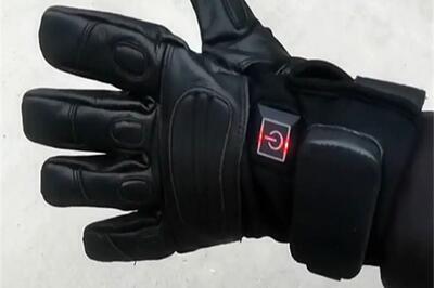  ببینید/ وزیر امنیت آرژانتین، دستکش‌های شوک الکتریکی را روی خود امتحان کرد