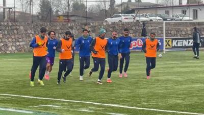  گرم کردن بازیکنان شهرداری نوشهر و هوادار پیش از دیدار دو تیم