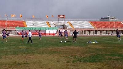  گرم کردن بازیکنان مس کرمان و مس سونگون پیش از دیدار دو تیم