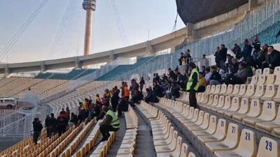  حضور هواداران نساجی در ورزشگاه برای تماشای دیدار مقابل نیروی زمینی