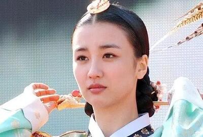  عکس| سفر زمان؛ «ملکه اینهیون» (سریال دونگ‌یی) در مراسم معرفی سریال جدیدش