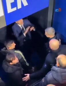  ویدئو: درگیری شدید اسپالتی با داور دربی ایتالیا - پارس فوتبال