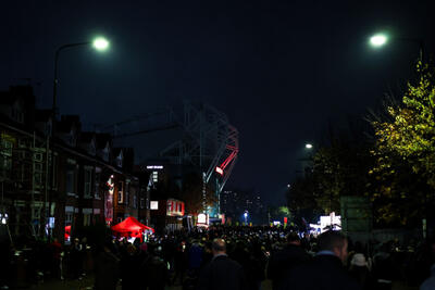  ترانه‌ای خاطره‌انگیز که هواداران منچستریونایتد را در اولدترافورد احساسی می‌کند - پارس فوتبال