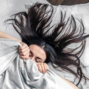  آیا  خوابیدن با موی خیس بر سلامت مو و پوست سر  اثر دارد؟