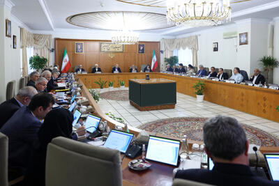  پزشکیان: حضور هنرمندان در صحنه در فضای غبارآلود ناشی از حوادث تلخ اخیر قابل  تقدیر است/ تشدید فشارهای اقتصادی علیه کشور برای افزایش نارضایتی مردم است/ حضور حماسی مردم در راهپیمایی 22 بهمن کاری کارستان بود