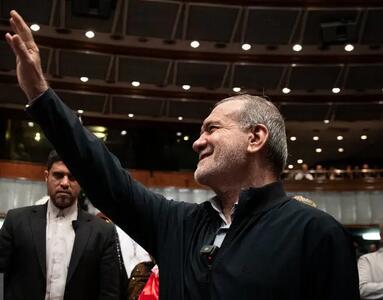  عکس یادگاری که از پزشکیان با پیشکسوتان ریلی و جاده‌ای منتشر شد