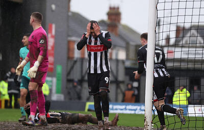  زمین فوتبال یا باتلاق؟ وضعیت عجیب ورزشگاه گریمزبی در جام حذفی انگلیس / عکس