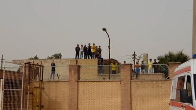  تشویق هواداران صنعت نفت در اطراف ورزشگاه