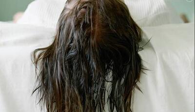  عوارض خوابیدن با موی خیس