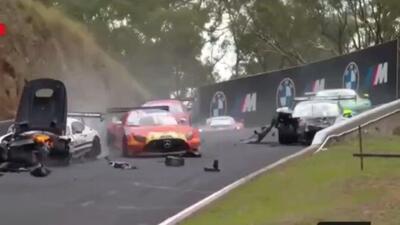  لحظه وقوع برخورد هولناک خودروی مرسدس با پورشه