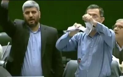  پاره کردن تصاویر سران غربی جسارت‌کننده به رهبری در صحن مجلس