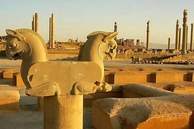  یادگاری تلخ پویا و نادیا برای تخت جمشید / مشکل فقط یادگاری‌نویسی نیست