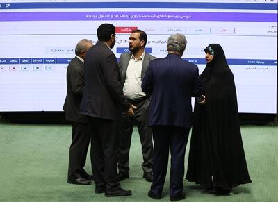  تصویب افزایش ۲۱ تا ۴۳ درصدی حقوق کارکنان در سال آینده / قالیباف: همه حقوق‌ها حداقل ۳۲ درصد افزایش می‌یابد / حداقل حقوق ۱۸ میلیون و ۷۰۰ هزار / حداقل حقوق بازنشستگان ۱۶ میلیون و ۸۰۰ هزار / سقف پاداش پایان خدمت بازنشستگان ۷۵۰ میلیون