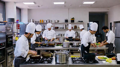  این غذای شاهانه دستپخت کیست؟ هنر زنانه‌ای که مردان آن را به نام خود زدند!