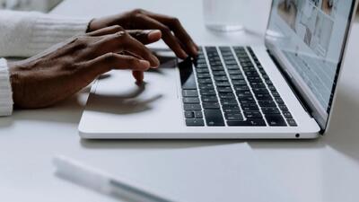  نمایشگر حریم خصوصی گلکسی S26 تا سال ۲۰۲۹ به مک‌بوک‌ها می‌آید