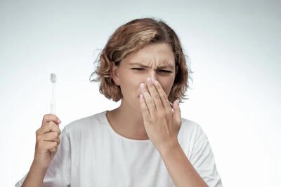  چرا بوی بد دهان بعضی‌ها با مسواک هم از بین نمی‌رود؟