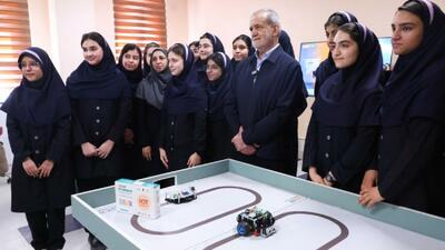  گزارش تصویری/ بازدید رئیس‌جمهور پزشکیان از مدرسه هوشمند فرزانگان یک شهریار