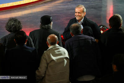 تصاویر | قاب‌هایی ماندگار اهدای جوایز برندگان جشنواره فجر توسط پزشکیان