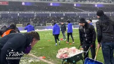  ویدیو| اقدام دسته جمعی هواداران فوتبال جهانی شد/ حرکت تحسین‌برانگیز برای جلوگیری از لغو بازی