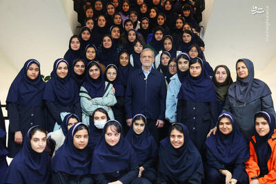  عکس/ بازدید پزشکیان از مدرسه هوشمند فرزانگان شهریار