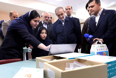  فیلم/ بازدید رئیس‌جمهور از مدرسه هوشمند فرزانگان شهریار