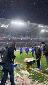  ویدئو: اتحاد هواداران اندرلخت برای برف‌روبی ورزشگاه! - پارس فوتبال